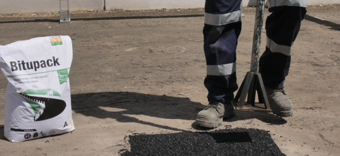 Compact Bitupack with a hand tamper or roller