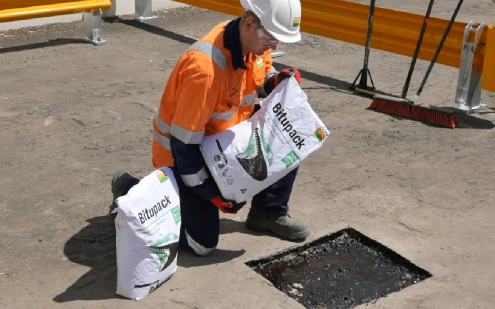 Pour Bitupack in a hole coated with emulsion